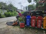 ช่างไฟฟ้าลงยางมะตอยบริเวณ รพ.สต.ขวัญเมือง